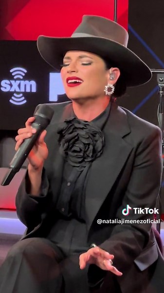 Natalia Jimenez Algo Mas - Acustico Unplugged Live Version 20 Años