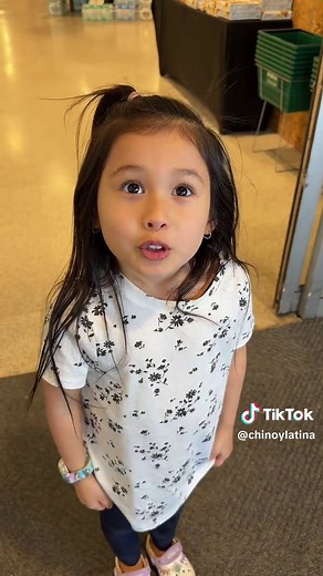 Llegó la Leina China y Siena🦄 la recibe con amor y emoción😍 | women saying hi to babies