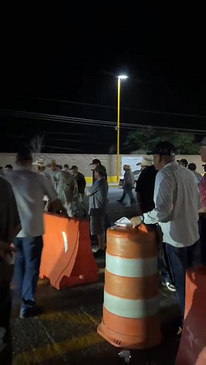 694K views · 9.8K reactions | Se calientan los animos, transportistas intentan cruzar la caseta de cobro cuatro caminos burlando el bloqueo de los productores de maíz ⚠️ | Meganoticias Los Mochis | Facebook