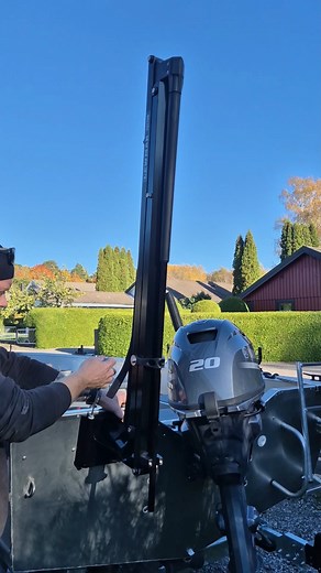 Grundvattensankare utan el! Jajamen, Lewmar Vector är senaste installationen på FishEcos Abborräser Buster XS, enkelt att installera och funkar kanon! Ankrar ner till drygt två meter. Så här gör du och så här fungerar det! 😍😍😍 #fisheco #braskit #comstedtfishing #busterboats #kayakstore #lewmarvector #abborrfiske #abborräser @comstedtfishing @busteraluminiumboats @kayakstorese | FishEco Fiske