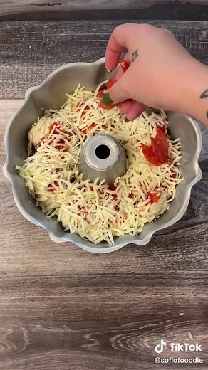 Delicious Pizza Monkey Bread Recipe for Cheesy Pepperoni Lovers