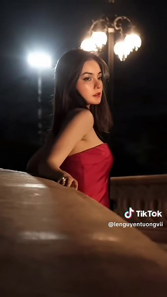 “No smile. Just style.” #fashionmood #designerlife #lenguyentuongvishowroom #lenguyentuongvi #fyp #mood