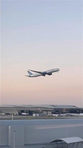 United Airlines 787 Dreamliner Christmas Day Departure from London Heathrow #planespotting