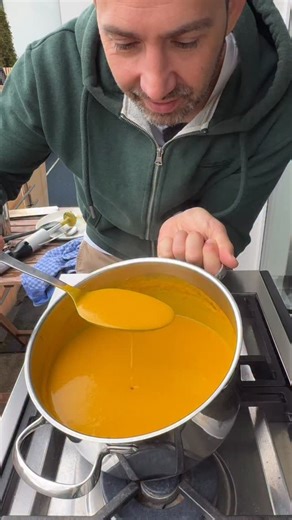 Cremige Kürbissuppe – Herbstgenuss pur! 🍂 Diese samtige Suppe aus Kürbis, Karotten, Ingwer & Apfel ist einfach gemacht, wunderbar aromatisch und wärmt von innen. 🌿🥣 So geht’s: Kürbis, Karotten & Zwiebeln in Olivenöl anbraten, mit Raz El Hanut würzen, kurz rösten. Mit Brühe ablöschen, Ingwer & Apfel dazu, 20 Minuten köcheln, pürieren, abschmecken – fertig! ✨ 👉 Ca. 160 kcal pro Portion – gesund, leicht & unglaublich lecker! #Kürbissuppe #Herbstrezept #Soulfood #GesundeKüche #einfachlecker | Ch