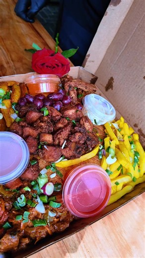 JINA: KIDATE (KIDETI) BEI: KIDETI COUPLE 25,000 (WATU 2) BEI:KIDETI BACHELA= 18,000( MTU 1) RATIBA: JUMANNE ,JUMATANO, ALHAMISI,IJUMAA,JUMAMOSI, JUMAPILI KUANZIA SAA 6 MCHANA HADI SAA 3 USIKU, DESCRIPTION YA KIDETI COUPLE:hii ni package ya watu wawili, inakua na chips, ndizi, soseji, nyama ya ng'ombe, wings 2, Drumsticks 2, zabibu nyekundu, zabibu za kijani, zegepiza, vikuku, na Sauces zake zote, pia package hii inakuja na ua rose kwa ajili ya kuonyesha ishara ya upendo kwa wateja wetu. DESCRIPT