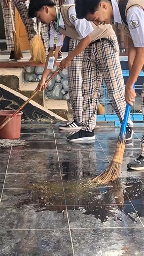 Risman Smapna on Instagram: "WC ada tp BAB dimana saja. There’s a toilet, but he still poop anywhere"