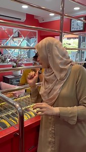 Bukn di IPOH tak ada kedai Emas. Tapi HM TETAP DIHATI💋 Dari ipoh Terus ke Machang. Semnagat berkobar2 sgt nk datang shopping emas di HM. Travel jauh hanya semata2 tetap nk beli emas HM. LIVE HM buat kakak2 kita ni hri2 ternanti-nanti. Suami tersayang pon sgt sporting. Turuti aja permintaan isteri tercinta nk dtg beli emas dh kelantan. Yg sgt terharu. Selesai urusan di HM,terus pulang ke IPOH. Masyallah terima kasih byk2 akak support HM. Semoga kakak dan abang di murahkn rezeki dpat dtg di HM lg