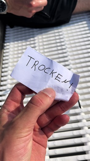 Diese Badehose überzeugt mit einer integrierten, wasserdichten Tasche, die deine Wertsachen zuverlässig vor Nässe schützt. Perfekt für Strand und Pool, vereint sie durchdachtes Design mit hochwertiger Verarbeitung und bietet dir optimalen Schutz und stilvollen Komfort. #beachvibes #strand #vacation