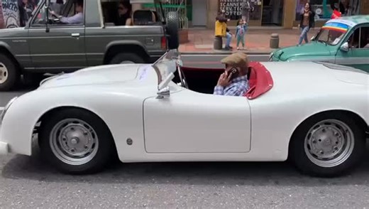 🚗✨DESFILE DE AUTOS CLÁSICOS EN BOGOTÁ ✨🚗 Cadillacs de los 50, Chevrolets de los 40 y combis de los 70 llenaron de nostalgia y alegría la carrera 7ª durante el Desfile de Carros Antiguos. Mira el video completo 👇 | Enlace Televisión