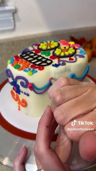 Day of the Dead Cake #cake #cakedecorating #dayofthedead #calavera #coco