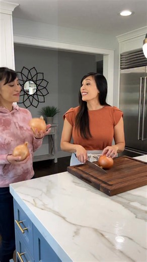 🌟 Let's learn the traditional way to dice an onion! 🧅🔪 Step 1: Start by cutting off the top and bottom of the onion, then peel off the skin. 🎯 Step 2: Slice the onion in half from top to bottom, following its natural shape. 📏 Step 3: Lay one half of the onion flat on the cutting board and make vertical cuts towards the root end, without cutting through it. 💥 Step 4: Now, holding the onion firmly, make horizontal cuts carefully. Remember to keep your fingertips tucked in! ✋ Step 5: Lastly, 