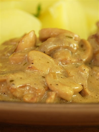 Vepřové maso na žampionech – šťavnaté a snadné! Ukážu ti, jak připravit šťavnaté vepřové maso v lahodné žampionové omáčce, která zvedne tvoji večeři na nový level. Recept je jednoduchý, rychlý a zvládne ho každý – žádné složitosti. Žampiony a krémová omáčka dodají masu neodolatelnou chuť a vůni. Perfektní jídlo pro všechny, kdo chtějí něco chutného bez dlouhého stání u plotny. Vyzkoušej a uvidíš, proč se k tomuhle receptu budeš rád vracet! Přeji dobrou chuť Kubíček