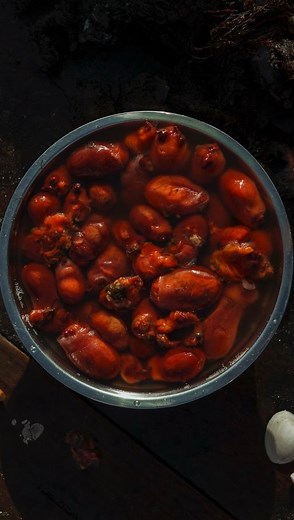 Si existiera un superhéroe del Mar en Chile, sin dudas sería el Piure (Pyura chilensis). Es único en su especie de sabor poderoso y de recolección artesanal. Ya es parte fundamental de mi cocina y en El Producto Manda le rendimos un homenaje como se merece. No podía ser en otro lugar que en @lospiures_clubsocial Este domingo a las 20:00 hrs nuevo estreno en mi canal de YouTube, link en la Bio. | Matias Arteaga