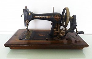 Guide to Davis Sewing Machines: History, Models, and Value | LoveToKnow