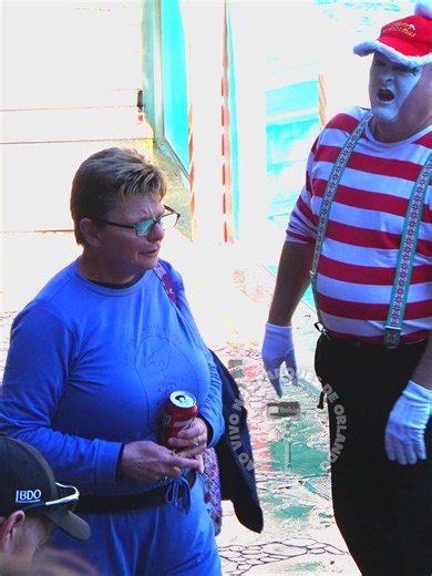 Tom the mime imitating this lost woman 😂🤣 #tomthemime #seaworldmime #funnyshorts #seaworldorlando #funnyvideos #funnymoments #prank #comedy #seaworld #seaworldflorida #florida #orlando #themepark #travel #mimes #funny #entertainment #jokes