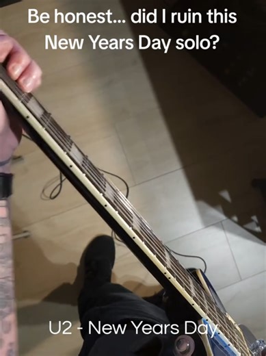 This U2 New Years Day guitar solo is way harder to feel than it is to play. Most people hit the notes… but miss the emotion completely. This solo isn’t about speed or flexing. It’s about control, space, and letting the tone breathe. That’s what makes a U2 guitar solo actually hit. If you know, you know 🎸 #U2 #newyearsday #guitartok #guitarcover #TheEdge