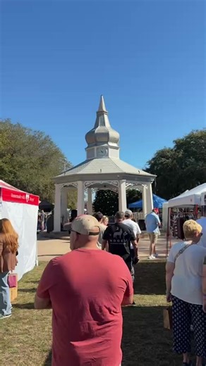 The Boerne Life | Guide to Boerne Fun on Instagram: "LIVE AT BOERNE MARKET DAYS 🛍️ Market days today and tomorrow - get an early start on the Christmas shopping! #boerne #boernemarket #boernelife #holidaymarket"