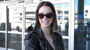 Brunette beauty! Hailey Clauson debuts new hair color at LAX