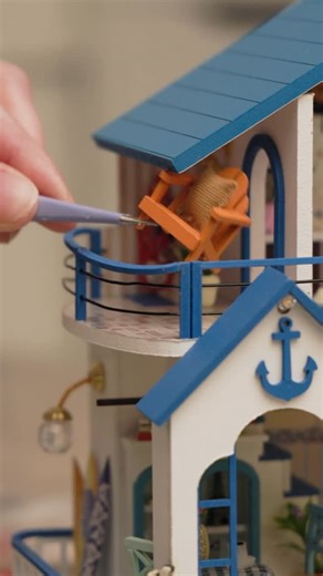 Crafts&Co on Instagram: "Cold, crispy days call for cozy creative crafting time inside ❄️ Hot tea, warm blankets and building your dream beach house while daydreaming about summer… yes please. 🌞🌊 Coastal charm, beautiful details and endless summer vibes, who else is ready to escape the cold? 😍 #craftsandco #dollhouseminiatures #miniature #miniatuur #beachhouse"