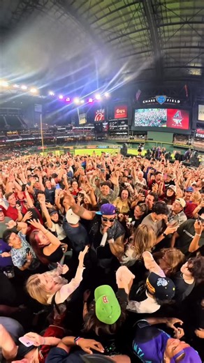 Flo rida on Instagram: "One thing is very clear after a night like this,The Club still CAN’T handle me! Thank you to my @dbacks family for an amazing time. #concert #mlb #party #fun #family #love"