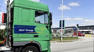 Conditions sanitaires déplorables, dumping social... Le transporteur Jost Group à nouveau pointé du doigt - RTBF Actus