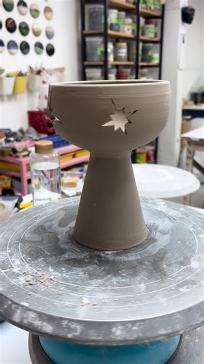 Lunapic on Instagram: "Te muestro un poco del proceso para realizar una Copalera. Hecha en torno y decorada a mano. Este es solo la mitad del proceso aún falta su secado, horneado y esmaltado que podrás verlo en otro reel. #ceramicaartesanal #witchesofinstagram"