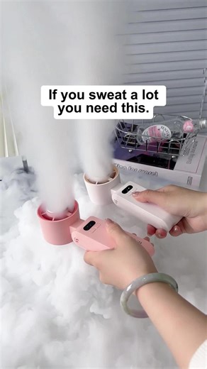 It’s small enough to keep in your bag, and when you feel hot, you can just pull it out and use it right away. #portablefan #handheld #musthaves #coolhill #tiktokmademebuyit