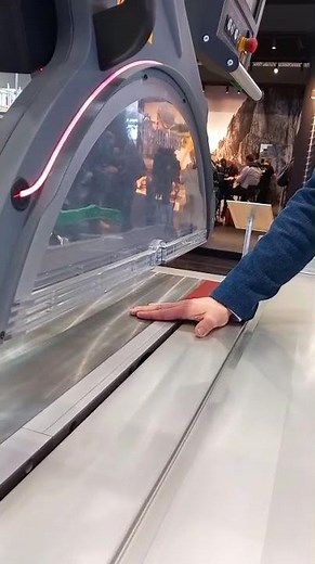 Tischkreissäge mit KI-basiertem Handschutz von Altendorf