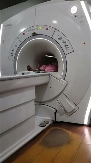 ما الذي يحدث حقاً داخل جهاز الرنين المغناطيسي؟ 🧲⚠️ #رنين_مغناطيسي