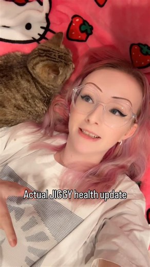 𝓜𝓮𝓵𝓸𝓭𝔂 & 𝓙𝓲𝓰𝓰𝔂 on Instagram: "So JIGGY has poopy kidneys, pancreas, liver, and intestines. Oh and they said her gallbladder not doing the best either. anemia from GI tract blood loss is suspected. But they said everything is VERY MILD and we caught it early. So hopefully she can maintain her (shitty) status quo. ☹️ #dwarfcat #jiggysmalls #jiggycat #smallcat #catsofinstagram"