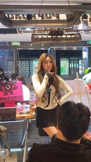 The simple chinese waitress who turns into a superstar #dance #kpop