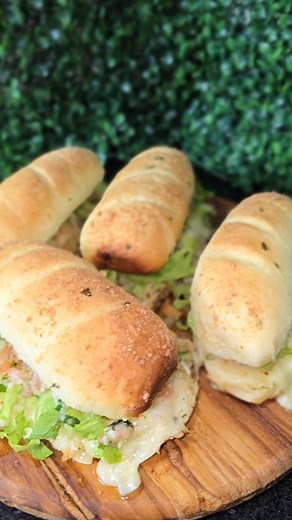 Nunca Mais Compre! Faça o Verdadeiro Pão do Subway em Casa!” 💥 Ingredientes: 150ml de leite morno 1 colher de sopa de fermento biológico seco 1 ovo 3 colheres de sopa de açúcar 1 colher de café de sal 4 colheres de sopa de óleo 1 colher de sopa de manteiga 300g (aprox.) de farinha de trigo, adicionando até a massa ficar lisa recheio frango desfiado cremoso com vinagrete ou conforme seu gosto quer a receita do creme de qalho com manteiga? Rola para baixo que vai ter💙 --- 📢 Quer aprender mais r