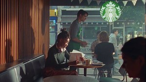 «Cada mesa tiene una historia», el nuevo y emotivo anuncio de Starbucks