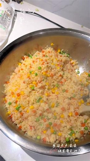 蛋炒饭面包紧张筹备中…………面部面包暂且不提，这蛋炒饭绝对好吃！！😋#蛋炒饭面包 #满仓子干妈 #SH法甜梦工场#普通的食材做出美味 #主食配主食 @SH法甜梦工场 找她预定奥！
