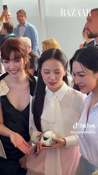Jisoo fan reaction အချစ်စိတ်ပျော်ရွှင်မှု
