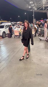 186K views · 10K reactions | P'Bella တစ်ယောက် ဒီ Airport Look လေး ‌နဲ့လိုက်ဖက်ပြီးလှနေရောပဲကွယ် ✨ ကြွေလိုက်တာနော် 凉 Credit video @bumlovelyy #เบลล่าราณี #bellacampen #bellacampenmyanmarpantip | Bella Campen Myanmar Pantip | Facebook