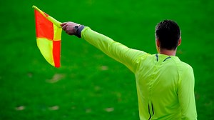 Einer, zwei oder doch 18?: So viele Schiedsrichter gibt es beim Fußball!