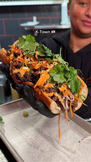 Har du testat vår underbara K-Town? 🇰🇷🤤 kom förbi! Vi finns på Sveavägen 77 och Årstaberg station 🧡