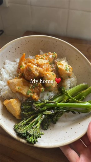 Mel Melbourne | Easy, Healthy Family Recipes and Meal Plans on Instagram: "Lemon chicken recipe 👇🏼 Ingredients: Chicken: • 500g chicken breast, diced • 2 tbsp cornflour • Salt + pepper • 1 tbsp olive oil Lemon Sauce: • 1/3 cup fresh lemon juice • Zest of 1 lemon • 2–3 tbsp maple syrup • 1 tbsp soy sauce • 3 cloves minced garlic • 1/4 cup chicken stock or water Sides: • 1 cup uncooked rice • 1 bunch broccolini (sandwich press, steam, or pan-fry) What to do: 1. Cook the rice Cook 1 cup uncooked 