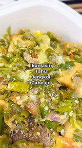 IKAN ASIN TAHU JENGKOL CABE IJO ✨ Bahan : - 1 ons ikan asin sepat (goreng sampai garing) - 2 buah tahu (potong2 lalu goreng) - 400 gram jengkol ( goreng lalu rendam di air dingin sebentar, geprek ) - 1 buah tomat - 1 buah jeruk limau Bumbu ulek/ chopper kasar : - 35 buah cabe hijau keriting - 20 buah cabe rawit hijau - 12 siung bawang merah - Garam - Kaldu jamur/ penyedap Cara membuat : - Tumis bumbu ulek/ chopper kasar di minyak yg bener2 panas - Masukkan tomat - Tambahkan perasan jeruk limau -