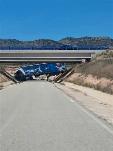 🚨Brutal accidente en Yecla. Un camión de grandes dimensiones pierde el control y desata el caos en la autovía hacia Murcia tras quedar completamente atravesado bajo un puente. 📸 María Gómez Cijes #Yecla #Accidente #Tráfico #Murcia