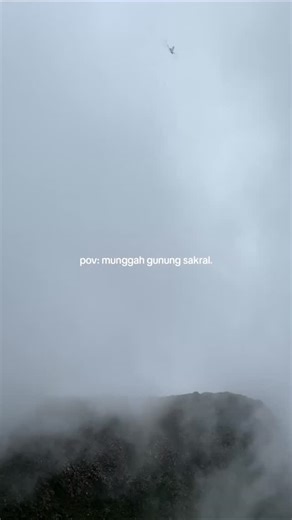 私Lutfii🦋 on Instagram: "Gunung Arjuno – Welirang Sangat kental dengan nuansa mistis. Banyak petilasan, situs pertapaan, dan makam leluhur. Sering digunakan untuk tirakat dan ritual kejawen . Tengah malem ad suara langkah kaki, kirain orng /mahkluk yg ganggu tenyataa.... . . #arjuno #instagramreels #gunungjawatimur #malangbatu #instamood"