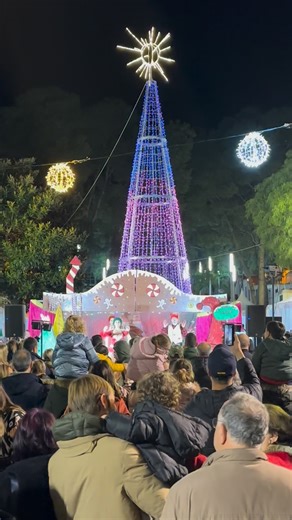 Ayuntamiento de Benaguasil on Instagram: "🌟Nadal al Carrer de la jornada del sábado se ha llenado de ambiente y diversión. Han participado comercios, asociaciones y artesanos, creando un espacio único para disfrutar de estas fechas tan especiales. 👋🏼El alcalde, Ximo Segarra y los concejales, Rubén Araque, Rosa Cervera y Ana Aleixandre han visitado a todos los participantes. 🧒🏻👧🏼🎈Los más pequeños también han sido protagonistas, con hinchables y actividades infantiles. 📅 Mañana volveremos