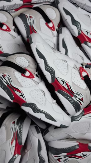 Alive Premium Store on Instagram: "Air Jordan 8 “White & True Red” 🐰🥕 Directo desde la era dorada del básquet. Los Air Jordan 8 regresan con toda la actitud del campeonato 1992–1993. Un clásico que incluso dejó huella fuera de la duela, apareciendo en los pies de un icónico conejo animado 🏀🐇. Esta edición revive lo que los hizo legendarios: Correas cruzadas y detalles moldeados, upper de cuero blanco con vibra 100% noventera, gamuza gris y acentos en true red que elevan el diseño. Un clásico