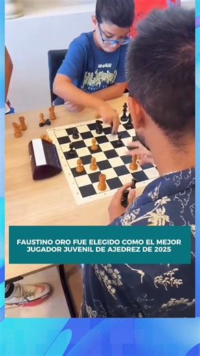 Radio FM Xpress🎶 on Instagram: "♟️ El argentino Faustino Oro, de 12 años, fue distinguido por la Federación Internacional de Ajedrez (FIDE) como el mejor jugador juvenil de 2025, tras obtener el 43% de los votos en una elección realizada durante el Mundial de Rápidas y Blitz en Doha. 💬 Superó al turco Yagiz Kaan Erdogmus y a otros jóvenes talentos internacionales. 👏 En ese torneo, Oro compitió contra la élite mundial y logró destacadas posiciones en ambas modalidades. Radicado en España, el p