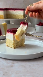 Diese Himbeer-Joghurt-Torte gehört ganz klar zu meinen Sommer-Favoriten!☀️ Sie ist herrlich fruchtig, schön erfrischend und dank dem Joghurt wunderbar leicht – perfekt, wenn’s draußen warm ist und man trotzdem nicht auf ein leckeres Stück Torte verzichten mag❤️ Für eine Torte (26 cm Form) benötigst du: Biskuitteig: 4 Eier (Zimmertemperatur) 4 EL heißes Wasser (nicht kochend!) 80 g Zucker 80 g Puderzucker, gesiebt 1 Prise Salz 100 g Mehl 40 g Speisestärke 40 g Butter Joghurt-Schicht: 8 Blatt Gela