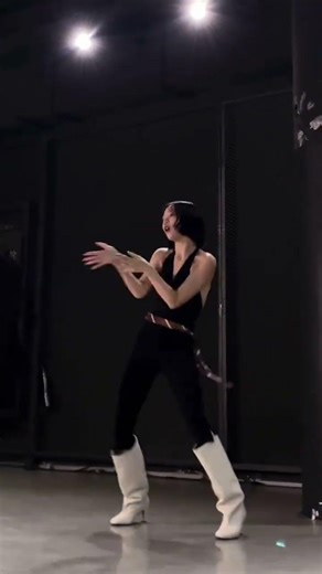 Oh, I'm Jealous! Watch This Mind-Blowing Waacking Performance by Fanfan DouyinTrendyDanceC