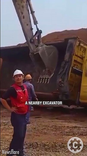 Truck Overturns in Daklak – Watch the Fast Excavator Rescue