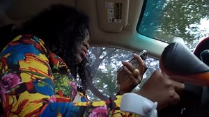 Une fille tres gentille et trahie par ses meilleures amies a eu la chance de croiser le chemin d'un homme fou dans la rue qui prophetise les choses à venir | Netplus Star