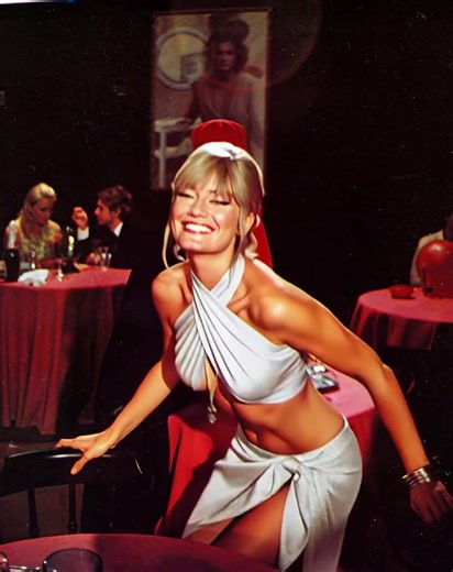 Do you remember the mysterious woman with those mesmerizing eyes, daring outfits, and an irresistible aura that captivated all of Europe in a classic film of the ’60s? That fiery beauty turned her into a true sex symbol, with a dazzling film career and a timeless allure. See more stunning photos and discover her story in the first comment  | The Mehanic / Strange | Facebook